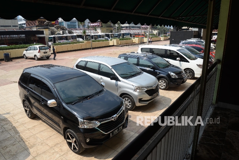 Mobil terparkir di area parkir mobil di Bok M Square, Jakarta, Selasa (26/7).  (Republika/Yasin Habibi)