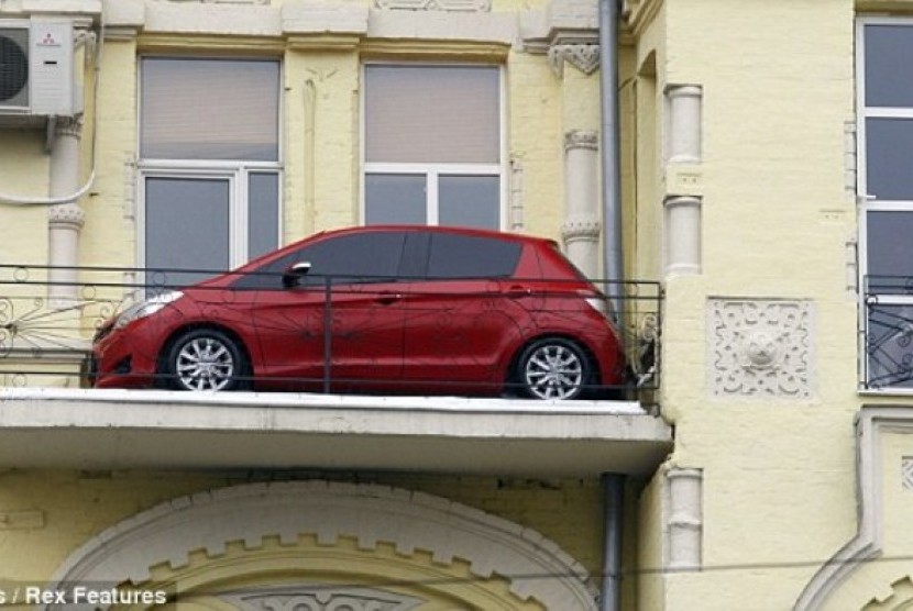 Mobil terparkir di balkon lantai tiga