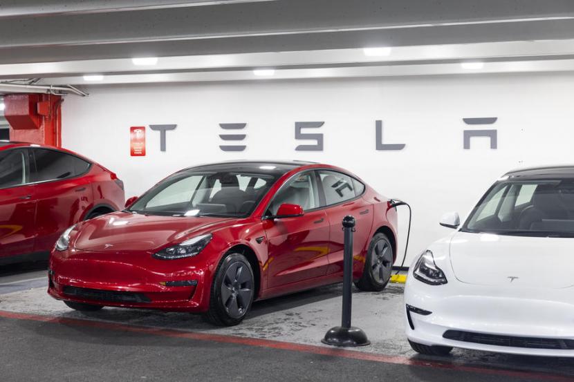 Mobil Tesla di stasiun pengisian daya di Westfield Mall di Bethesda, Maryland, AS, 11 Februari 2022. BYD China sedang bersiap untuk segera memasok baterai ke Tesla. Ilustrasi.