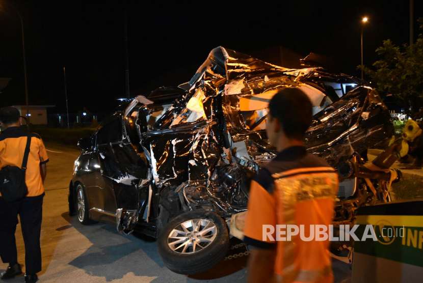 Mobil Toyota Alphard bernomor polisi H  1  LG ringsek di bagian belakang. Sedikitnya tiga buah mobil terlibat kecelakaan beruntun di ruas tol Semarang- Bawen KM 25+400 B (arah Semarang) hingga mengakibatkan satu korban jiwa.