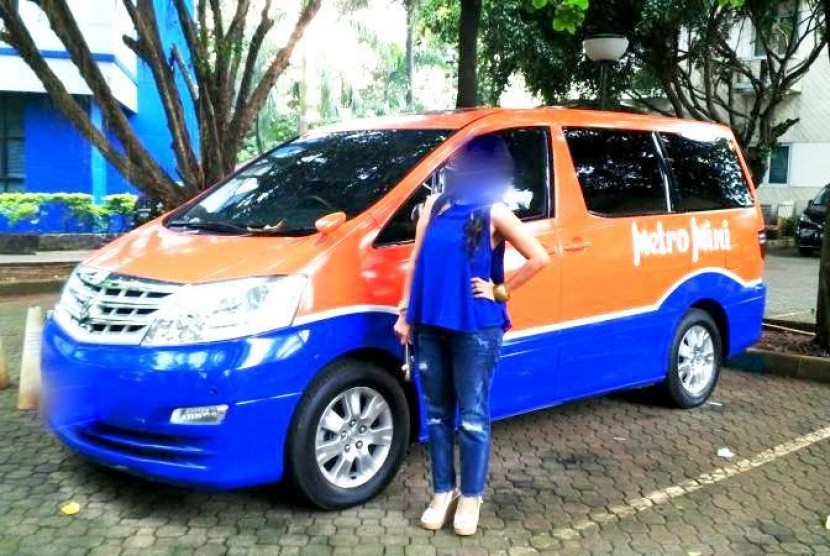 Mobil Toyota Alphard yang disulap menjadi Metromini