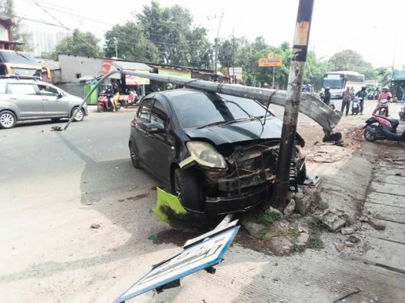 Mobil Toyota Yaris tabrak tiang PJU di Jalan Raya Joyo Martono Bulak Kapal, Kelurahan Margahayu, Kecamatan Bekasi Timur, tepatnya depan Hotel Versa, Senin (24/8).