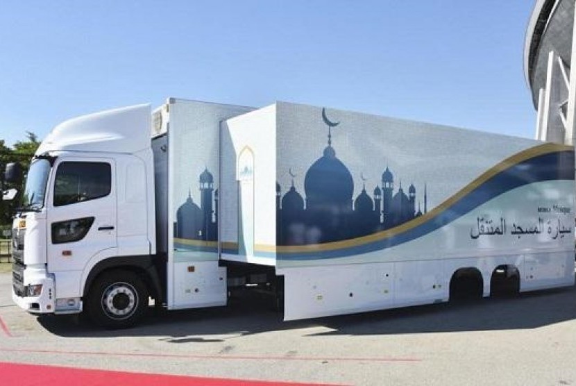 Mobil truk yang diubah menjadi masjid kelilng untuk persiapan fasiitas Muslim di ajang Olimpiade Tokyo 2020 dan Paralimpiade