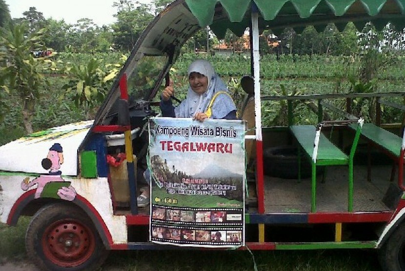 Mobil untuk mengantar pengunjung Kampung Wisata Bisnis Tegal Waru