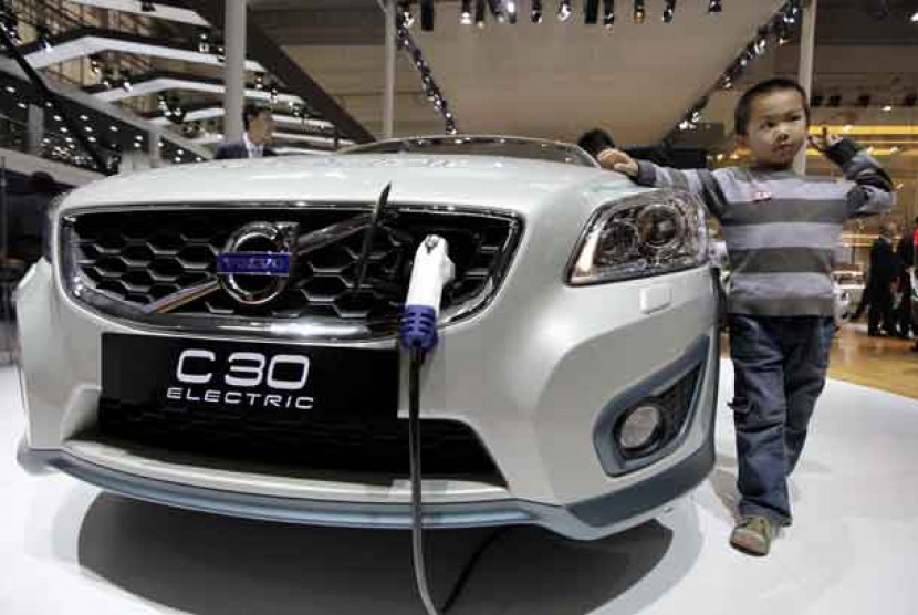 Mobil Volvo di pameran Auto China 2012. Volvo Cars tidak akan mengirimkan mobil apa pun ke pasar Rusia sampai pemberitahuan lebih lanjut.