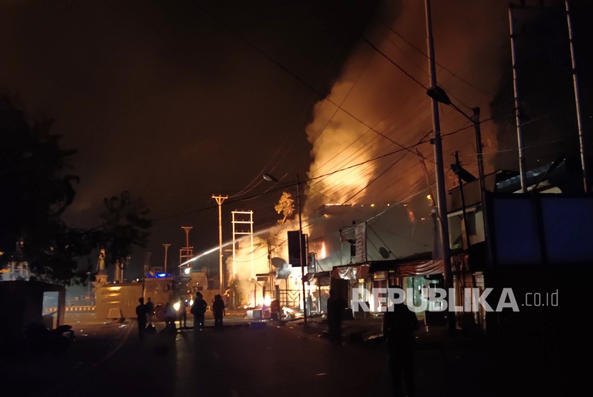 Mobil Water Canon kepolisian berusaha memadamkan api yang membakar bangunan saat berlangsungnya aksi unjuk rasa di Jayapura, Papua, Kamis (29/8/2019).
