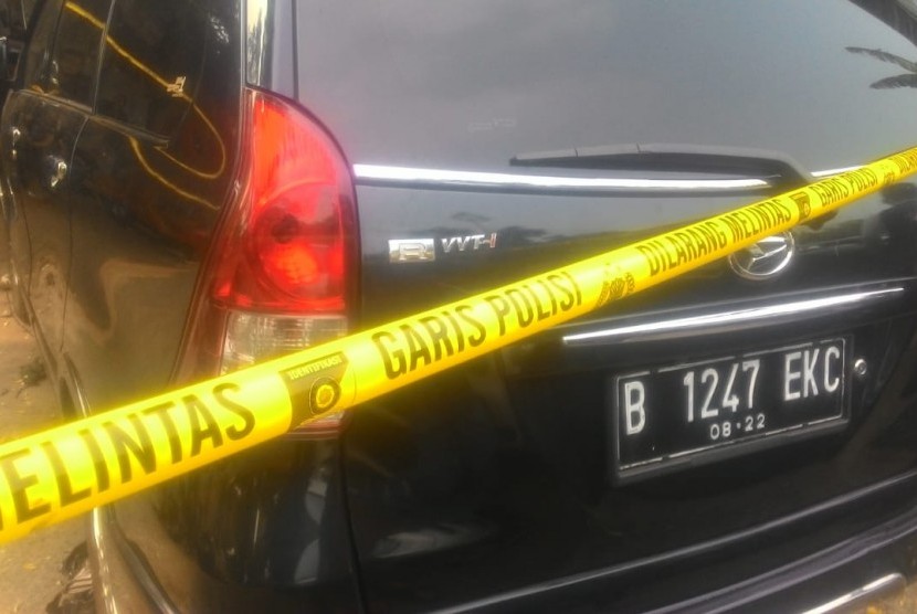 Mobil Xenia warna hitam Nopol B 1247 EKC terongok dan dipasang garis polisi di bengkel mobil di Jalan M Yasin, Kelapa Dua, Cimanggis, Depok. Mobil tersebut merupakan mobil milik Neno Warisman yang terbakar.