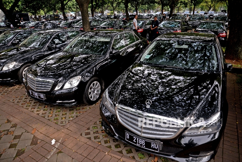  Mobil yang akan dipakai rombongan kedatangan Raja Salman terparkir di Parkir Timur Senayan, Jakarta, Selasa (28/2). 