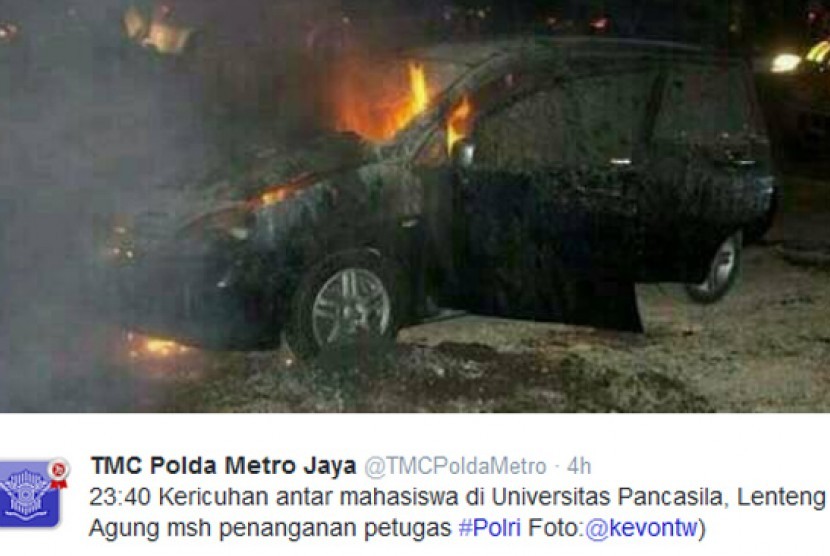 Mobil yang dibakar mahasiswa saat bentrokan di Universitas Pancasila pecah, Rabu (7/10) malam. 