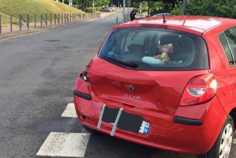 Mobil yang digunakan untuk menabrak kerumunan di sebuah masjid di Creteil, pinggiran ibu kota Paris, Prancis, Kamis (29/6).