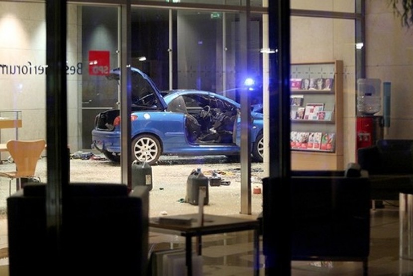 Mobil yang ditabrakkan ke kantor pusat Partai Sosial Demokrat (SPD) Jerman di Berlin, Ahad (25/12) malam.