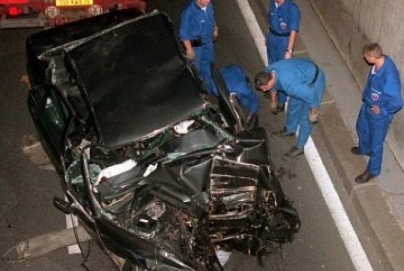 Mobil yang ditumpangi Puteri Diana saat kecelakaan yang menewaskannya