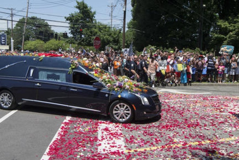 Mobil yang membawa jenazah petinju legendaris Muhammad Ali dipenuhi bunga dari pengagum Ali, Jumat, 10 Juni 2016.