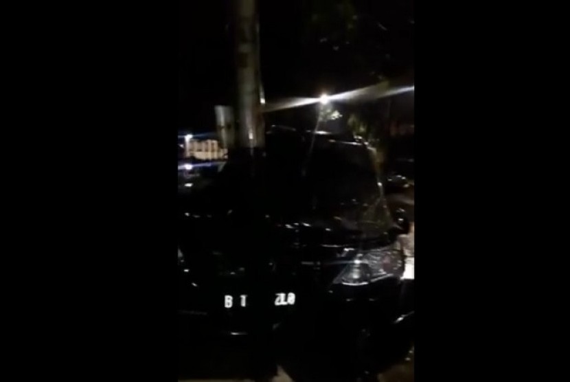 The speaker of the House of Representatives, Setya Novanto had a car accident at Permata Hijau Street, South Jakarta, on Thursday night. The car that he was riding in hit electricity pole. 