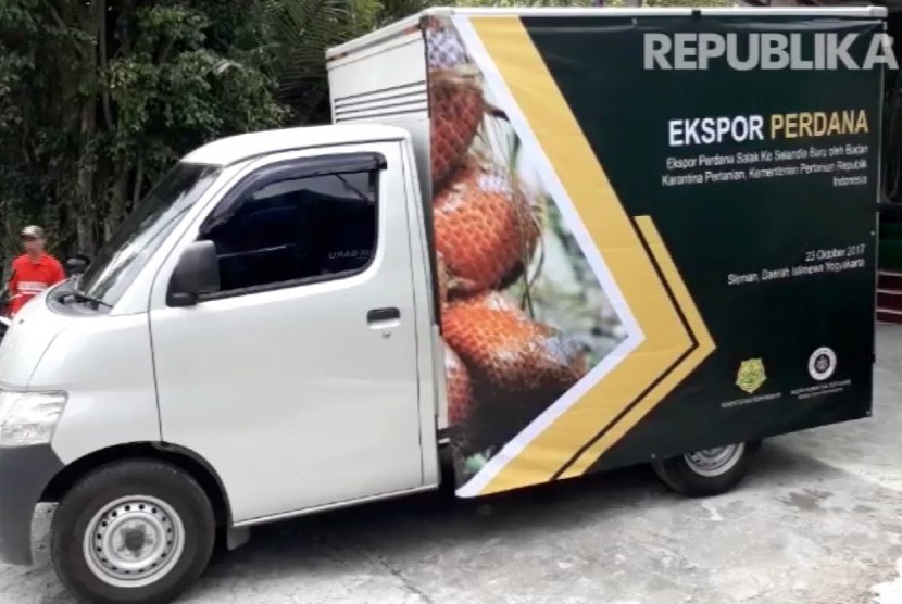 Mobil yang mengangkut buah Salak Pondoh untuk di ekspor ke Selandia Baru