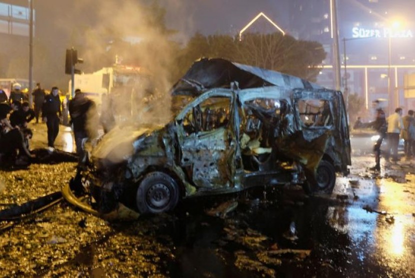 Mobil yang terbakar usai ledakan di Istanbul, Turki, 10 Desember 2016.