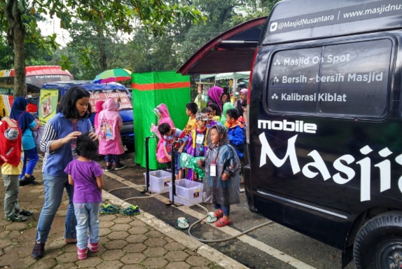 Mobile Masjid YMN Kunjungi Taman di Bandung