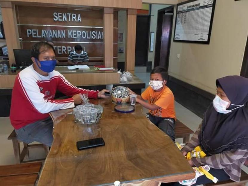 Mochamad Hafidh, bocah berusia 9 tahun mendonasikan tabungannya yang ia simpan di celengan kaleng biskuit selama 9 bulan untuk membeli alat perlindungan diri (APD) bagi tenaga medis di masa pandemi corona. Uang tersebut ia serahkan langsung didampingi ibunya kepada petugas di Mapolsek Dayeuhkolot, Kabupaten Bandung.