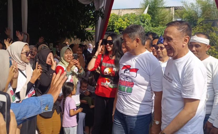 Mochamad Iriawan alias Iwan Bule (kanan) mendampingi Wakil Ketua Dewan Pembina Partai Gerindra Hashim Djojohadikusumo dalam pelantikan Relawan Prabowo Mania 08 (PM08) DPD Jawa Barat di Kuningan, akhir pekan lalu.