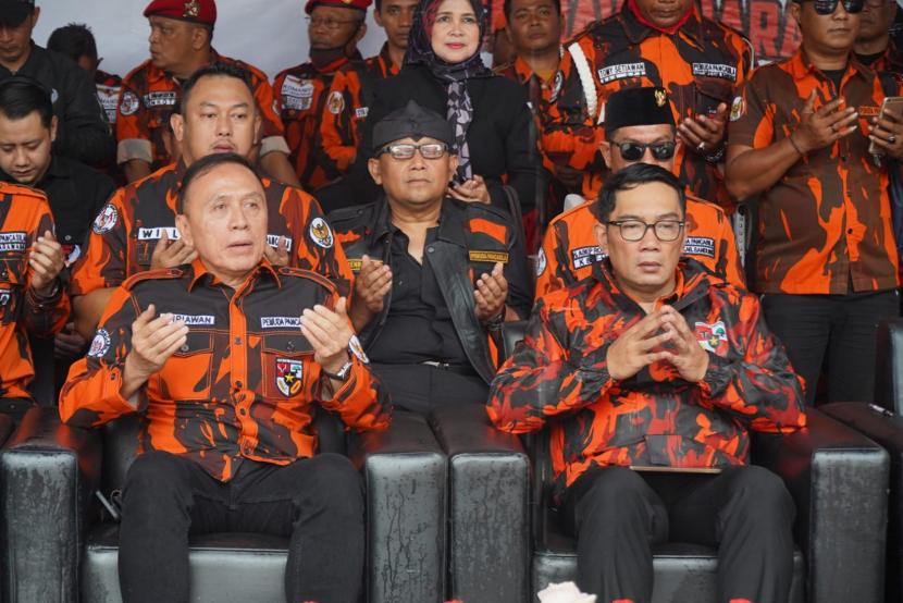 Mochamad Iriawan atau Iwan Bule dan Gubernur Jabar Ridwan Kamil duduk berdampingan di acara Apel Siaga.