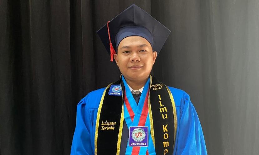 Mochamad Nahrul Hayawan mahasiswa Program Studi (prodi) Ilmu Komputer menjadi wisudawan terbaik dengan IPK 4,00.