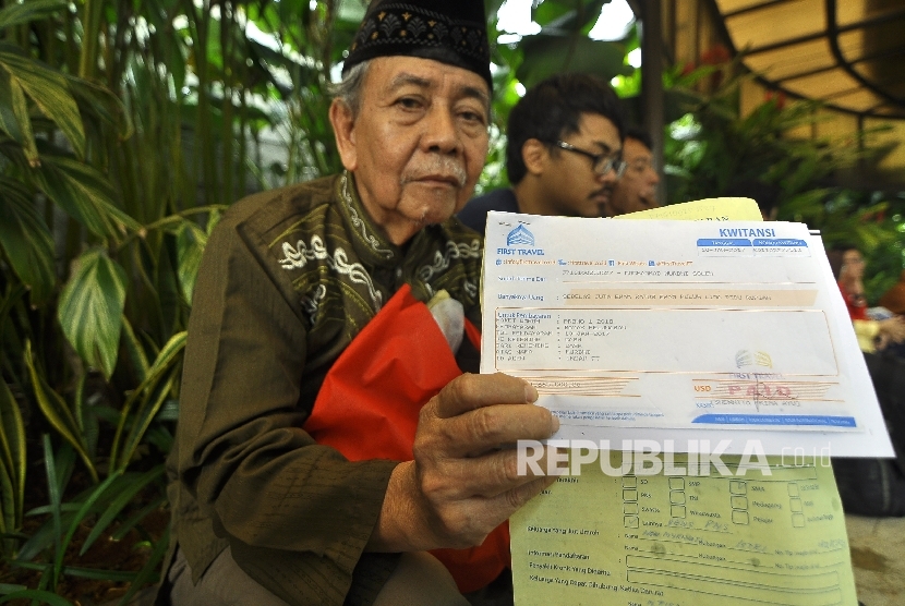 Mochammad Mudhi Soleh (71) jamaah Umrah First Travel memperlihatkan kwintasi pembayaran Umrah di Kantor Pusat First Travel, Jalan TB Simatupang, Jakarta, Kamis (10/8). 