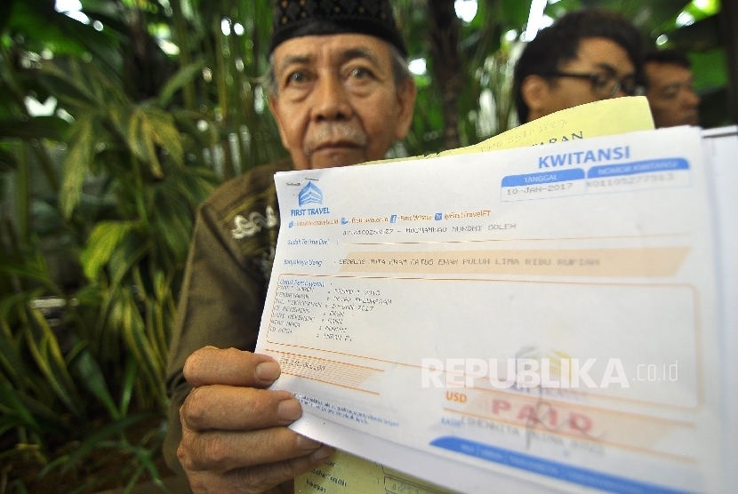 Mochammad Mudhi Soleh (71) jamaah Umrah First Travel memperlihatkan kwintasi pembayaran Umrah di Kantor Pusat First Travel, Jalan TB Simatupang, Jakarta, Kamis (10/8). 