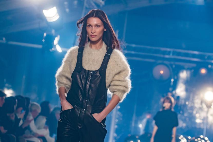 Model asal AS, Bella Hadid, mendonasikan penghasilannya dari Paris Fashion Week untuk Ukraina dan Palestina.