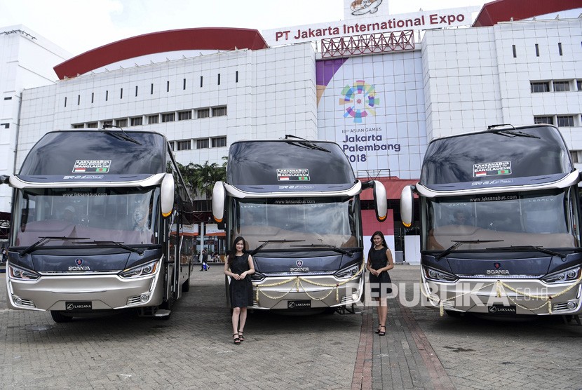 Model berada di depan bus produksi karoseri CV Laksana saat pelepasan ekspor perdana di JIExpo Kemayoran, Jakarta, Kamis (21/3/2019). 