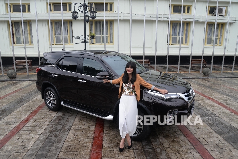 Model berpose di depan All New Toyota Fortuner di depan gedung Merdeka, Bandung,, Jabar, Rabu (2/3).
