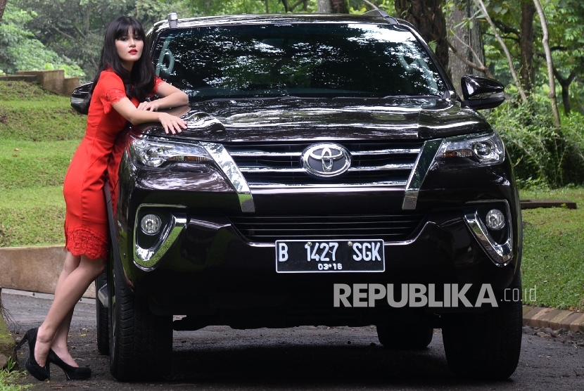 Model berpose di depan All New Toyota Fortuner di depan gedung Merdeka, Bandung,, Jabar, Rabu (2/3).