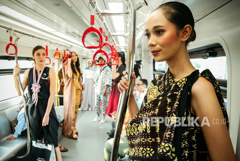 Model berpose saat peragaan busana Jakarta Fashion & Food Festival 2019 di dalam gerbong LRT rute Velodrome-Kelapa Gading, Jakarta, Selasa (13/8/2019). 
