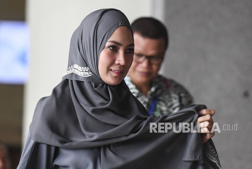 Model Fenny Steffy Burase bersiap menjalani pemeriksaan di Gedung KPK, Jakarta, Jumat (19/10/2018).