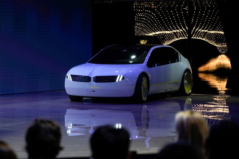 Model konsep BMW i Vision Dee diperkenalkan dalam sebuah acara di pameran Mobil Shanghai, di Shanghai, China 18 April 2023. 