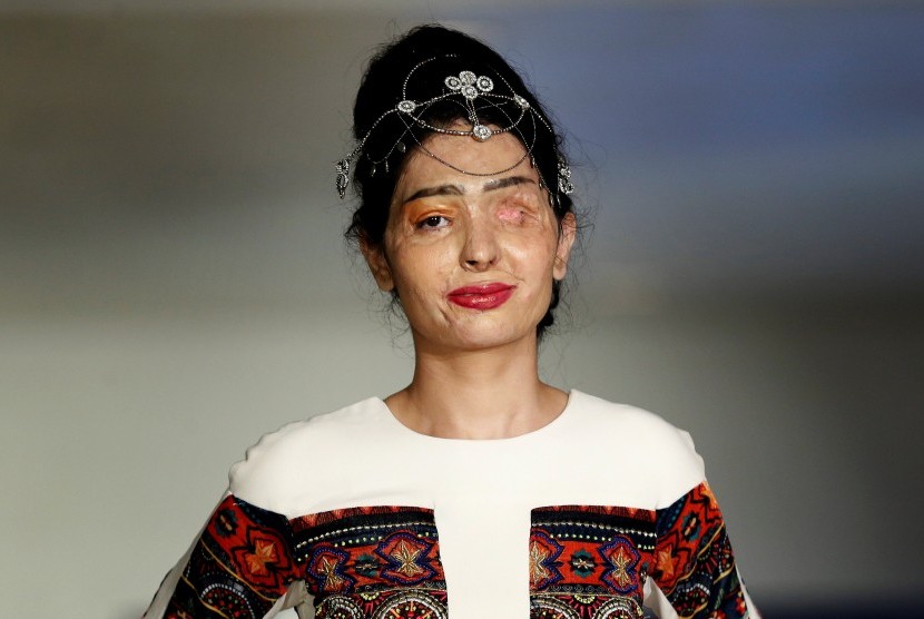 Model korban penyiraman air keras Reshma Quereshi berjalan di panggung NYFW.