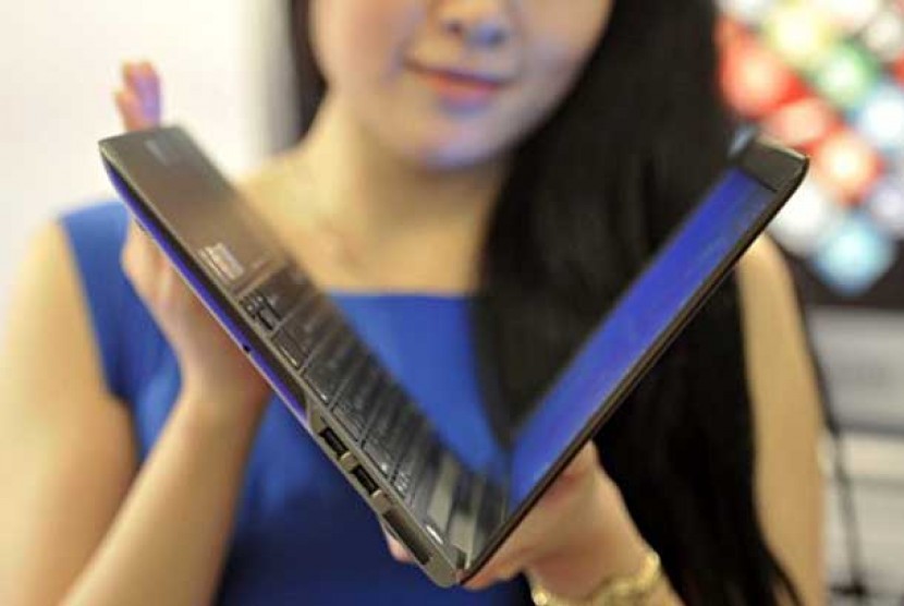 Model memamerkan notebook Samsung NP535 saat peluncuran produk tersebut di Jakarta, Selasa (10/7). 