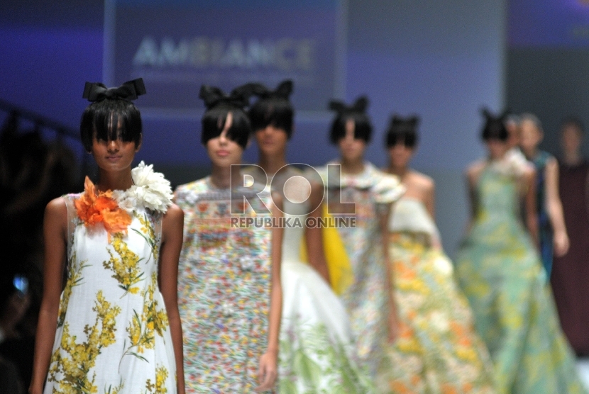 Model membawakan baju karya perancang Didi Budihardjo pada Jakarta Fashion week 2016 di Jakarta, Rabu (28/10).