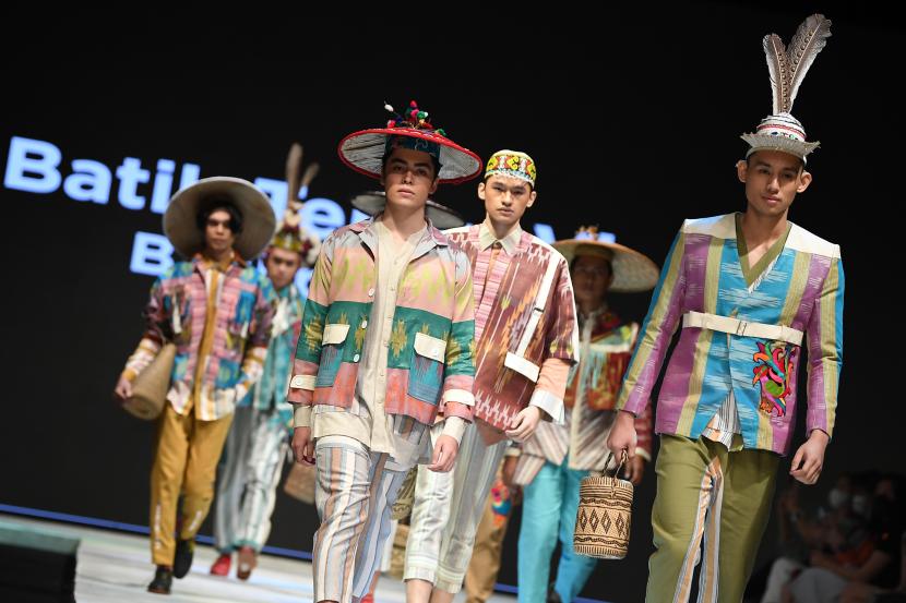 Model membawakan busana Batik Tenun Vi Balikpapan dalam Indonesia Fashion Week 2022 di Jakarta Convention Center, Jakarta, Kamis (14/4/2022). Istilah genderless fashion dan androgynous fashion mengemuka sejak beberapa tahun terakhir. 