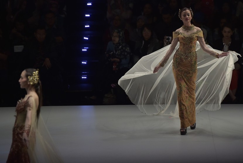 Model membawakan busana rancangan Melia Wijaya pada pertunjukan busana bertema The Touch of Karawo dalam rangkaian Indonesia Fashion Week hari ke-2 di Balai Sidang Jakarta, Jakarta, Kamis (2/2). 