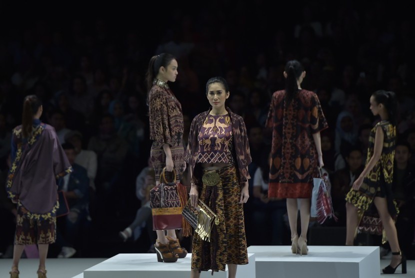 Model membawakan busana rancangan Nita Seno Adji dan aksesoris tas Warnatasku pada pertunjukan busana bertema Pesona Mutiara Maumere dalam rangkaian Indonesia Fashion Week hari ke-2 di Balai Sidang Jakarta, Jakarta, Kamis (2/2). 
