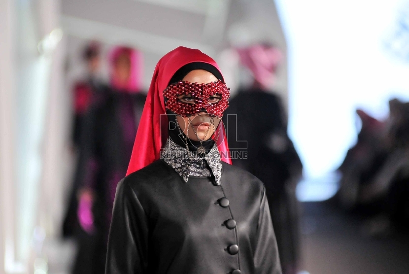 Model membawakan paju karya perancang Erin Ugaru pada perhelatan Indonesia Fashion Week 2015 di JCC, Senayan, Jakarta, Kamis (26/2).