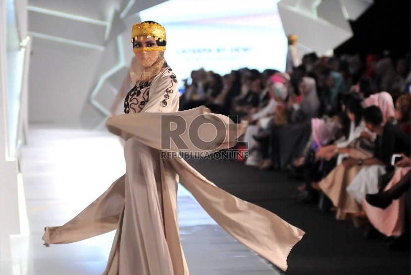 Model membawakan paju karya perancang Lateefa by Dewi pada perhelatan Indonesia Fashion Week 2015 di JCC, Senayan, Jakarta, Kamis (26/2).