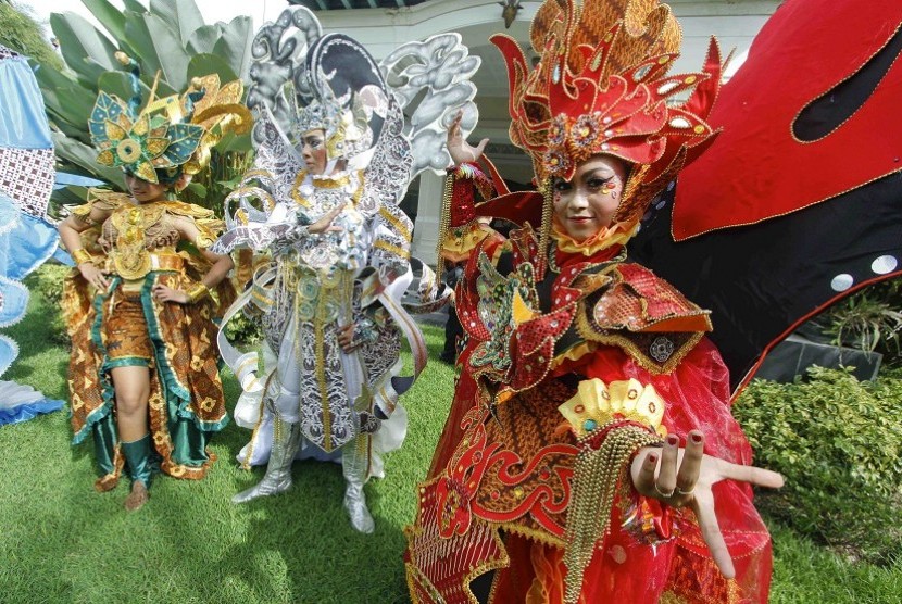 Model membawakan rancangan kostum Solo Batik Carnival (SBC) 6 di Loji Gandrung, Solo, Jawa Tengah
