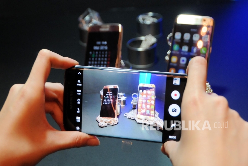 Model memcoba memotret dengan Samsung Galaxy S7, pada peluncurannya di Jakarta, Selasa (1/3).
