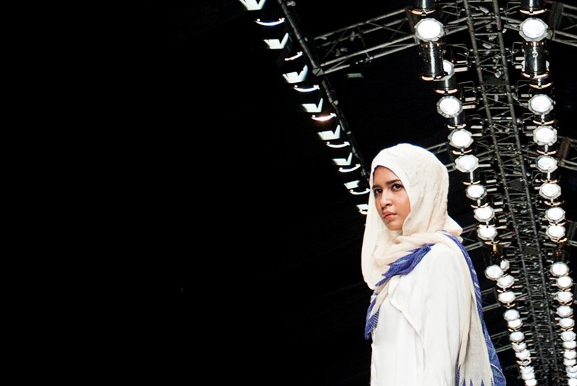 Model memeragakan busana Muslim dalam Jakarta Fashion Week / Ilustrasi 