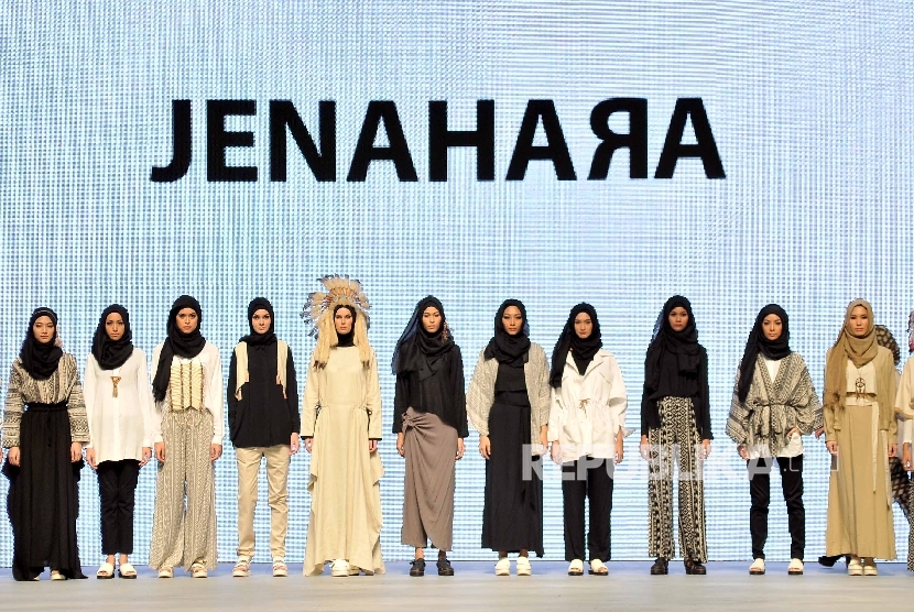 Model memeragakan busana rancangan Jenahara Nasution di ajang Jakarta Fashion Week.