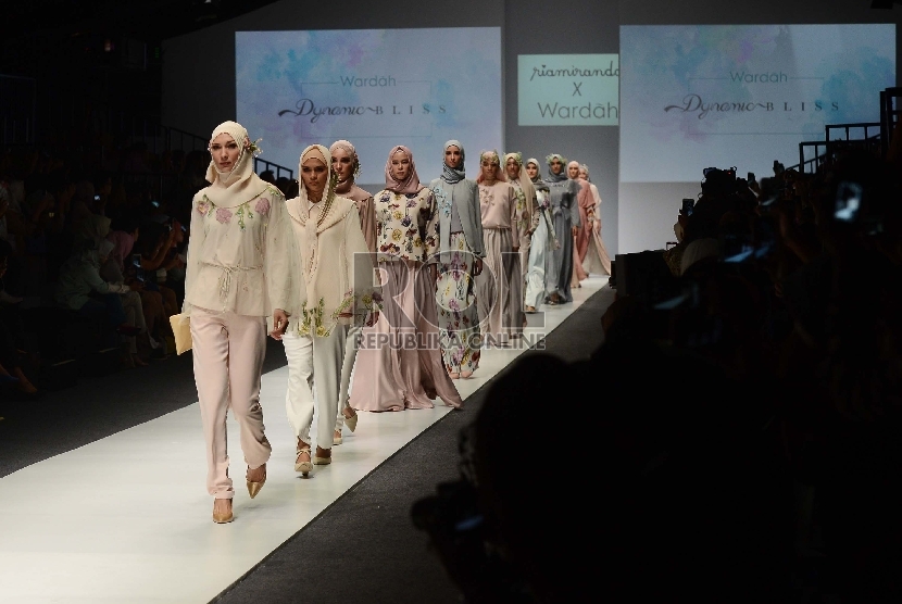 Model memeragakan busana rancangan Ria Miranda di panggung Jakarta Fashion Week.