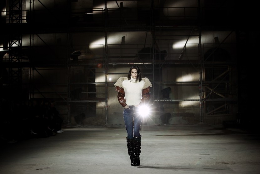 Model memeragakan busana rancangan Yves Saint Laurent.