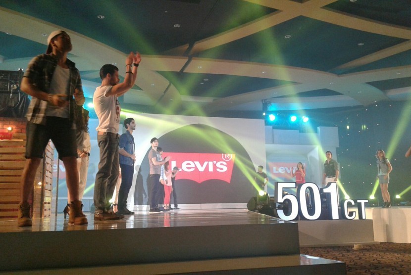 Model memeragakan celana jins Levi's 501CT terbaru yang diluncurkan Kamis (26/3) di Skenoo Hall, Gandaria City, Jaksel.