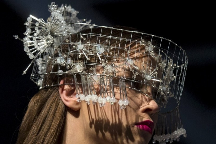Model memeragakan koleksi dari Blind by JW karya desainer Walter Kong di Hong Kong Fashion Week, (6/7).